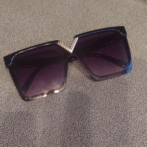 Elegant Black and Gold Women's Sunglasses